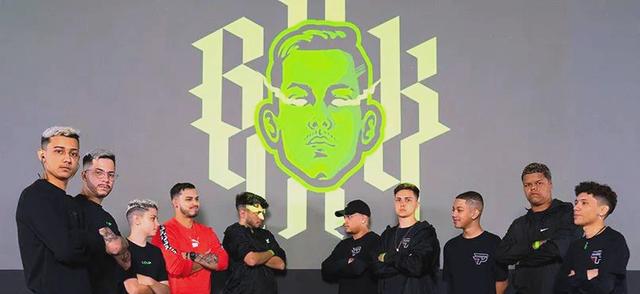 九游体育-RNG前途光明！，阿扎伦卡新星晋级下一阶段表现突出观众掌声雷动(泽塔奥特曼把贝利亚勋章给捷德)